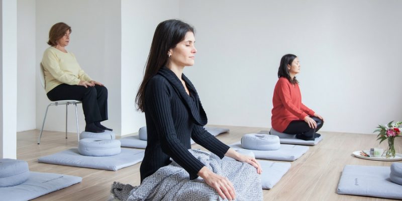 Posição: é preciso sentar no chão para meditar? - Momento